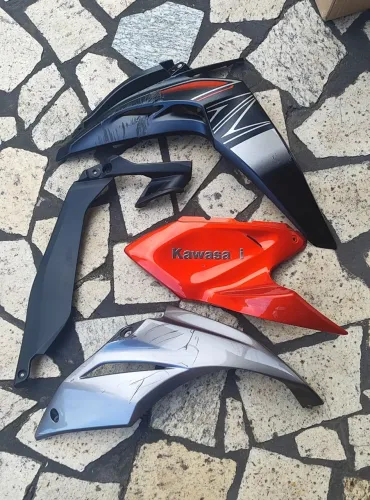 Carenagens de Kawasaki Z1000 R$ 300,00 cada..