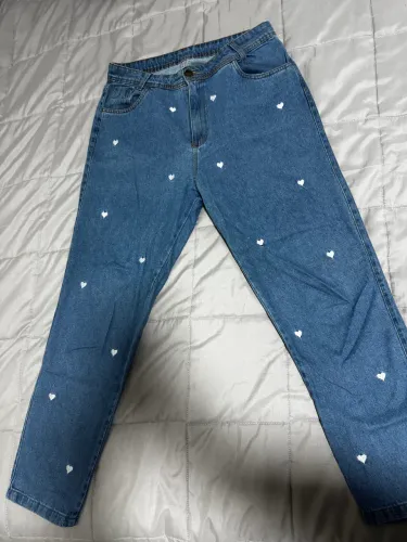 Calça jeans com bordados de coração