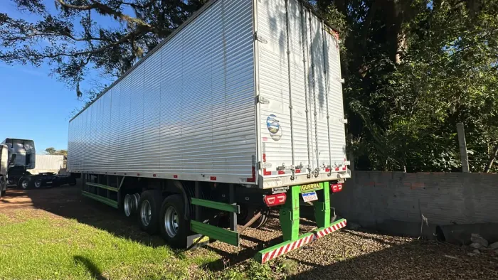 Vende Carreta baú 30 paletes