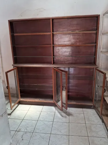 Vendo armário expositor,madeira com prateleiras de vidros,usado em bom estado