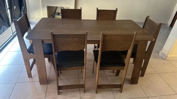 Mesa com 6 cadeiras 