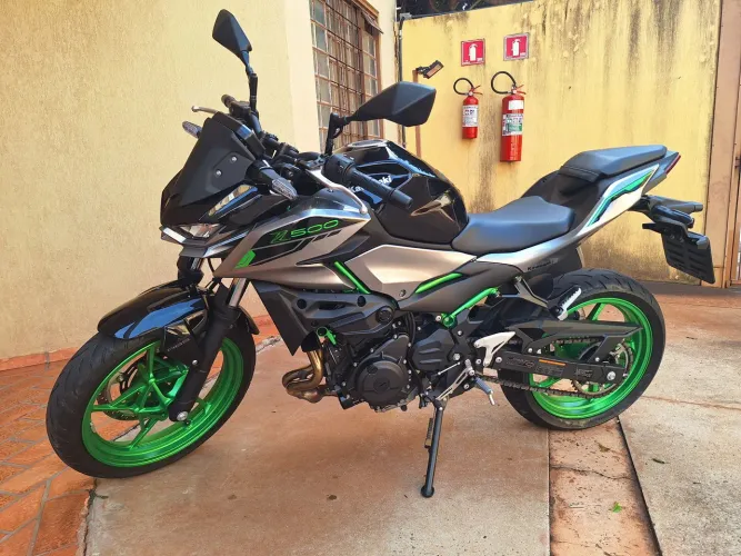 Moto praticamente nova.