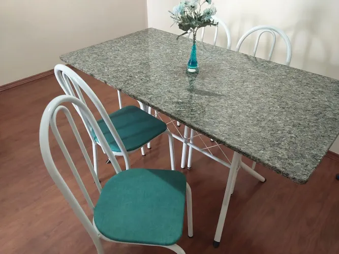 Mesa de granito com 4 cadeiras