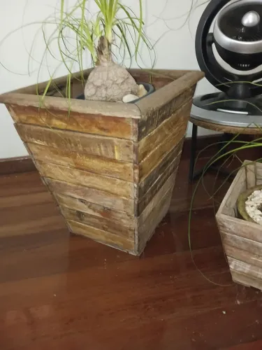 Vaso madeira demolição 50x43cm altura X largura boca ( planta não inclusa)