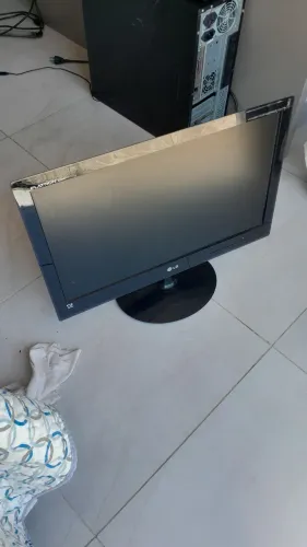 Monitor LG 21 Polegadas (vem com os cabos)