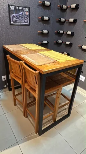 Vendo mesa de madeira com 4 banquetas