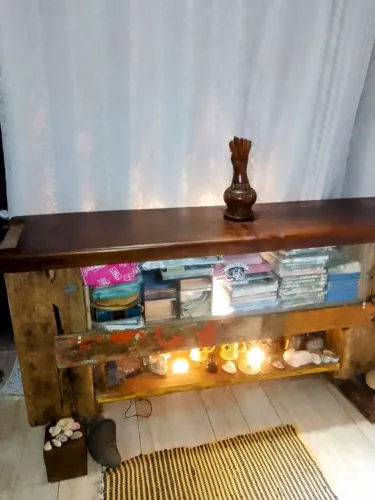 Vendo um rack de madeira está em Búzios 