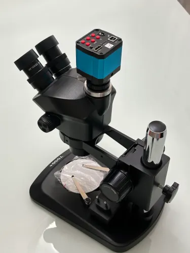 Microscópio trinocular