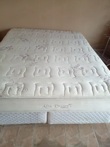 Cama box completa queem 2.00 m comp por 1.60m larg tamanho especial já higienizada .