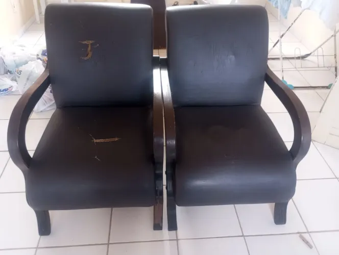 Vendo duas poltronas, em bom estado de conservação, mas, ideal para reformar ou cobrir,250
