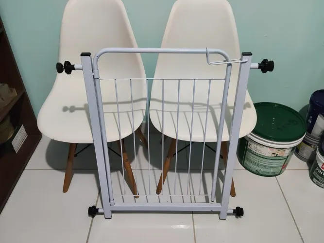 Grade/porta abre e fecha para cães (até 80cm com prolongador)