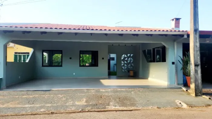 Casa semi mobiliada em Condomínio na zona sul.