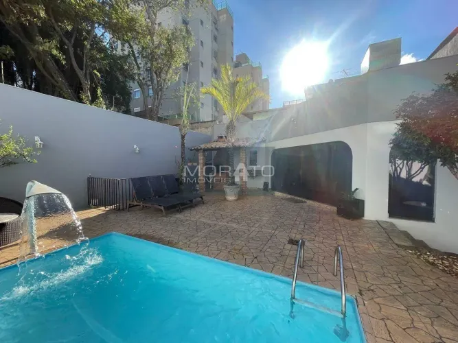 Casa com 4 quartos sendo 2 suítes com 4 vagas de garagem no Castelo.