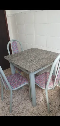 Mesa com tampo de granito e 4 cadeiras