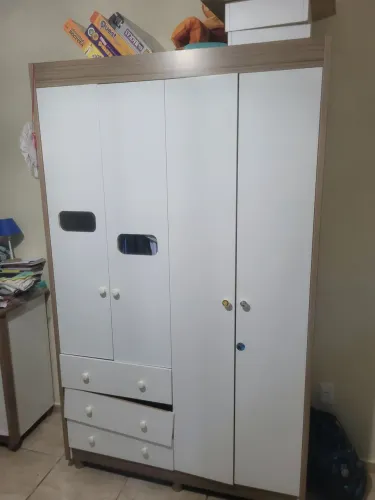 Guarda roupa de criança com cômoda
