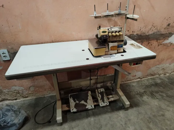 Máquina overlock