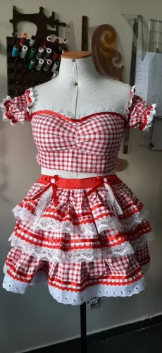 Conjunto junino vermelho com renda branca 