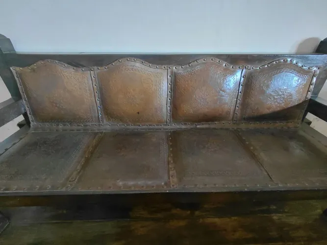 Conjunto de 1 sofá e 2 poltronas de couro feitos à mão.