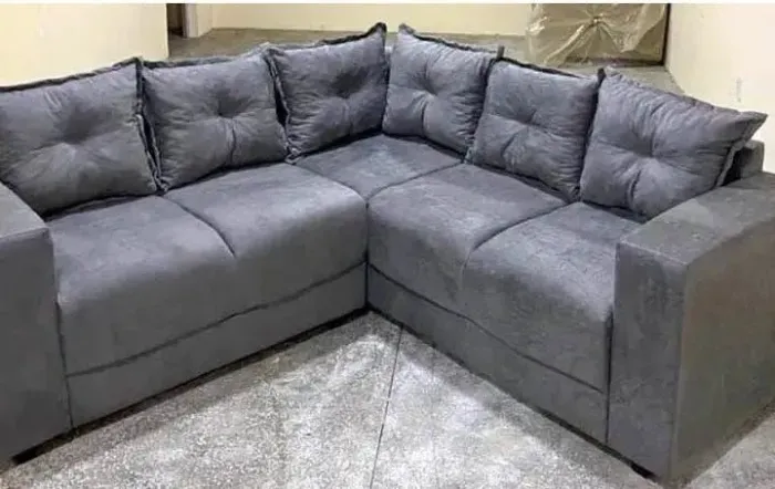 Sofá de canto de almofadas confortável e elegante perfeito para sua sala de estar