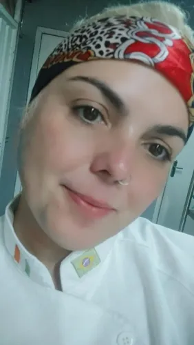 Cozinheira, chapeira, subchefe, Rôtisseur, Entremetier, Garde-Manger.