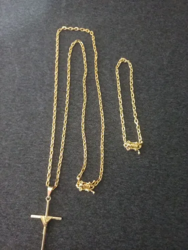 Correntes e pulseiras banhado ouro18k. Com marcação no fecho750. 