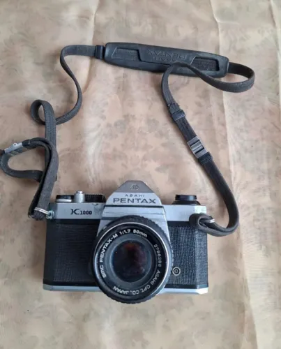 Camera Asahi Pentax K1000 é uma clássica câmera analógica sem teste