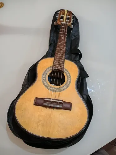 Cavaquinho seme novo.