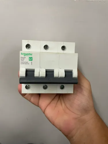 Disjuntor Trifásico 70A Schneider