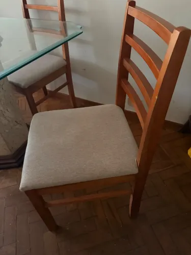 Mesa de jantar quadrada 110x110 com 4 cadeiras em madeira. Base em mármore e madeira,