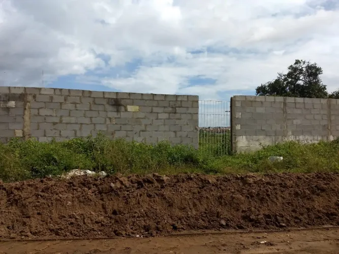 Vendo um terreno de 51mil metros quadrados.