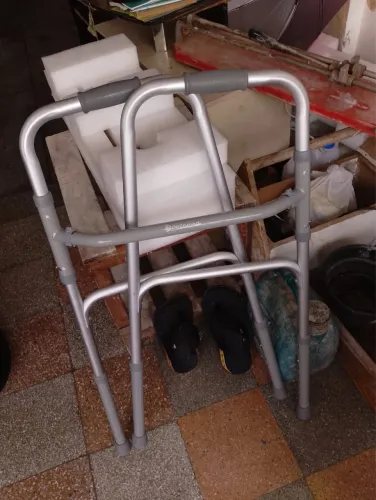 Vendo cadeira de rodas e andador