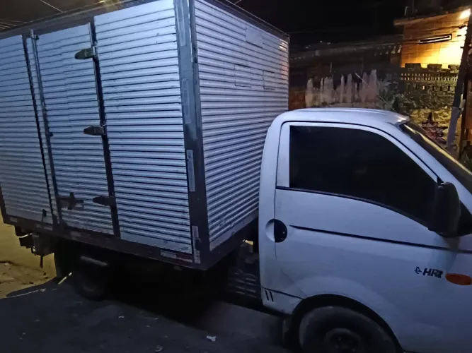 Vende-se caminhão HR baú em bom estado