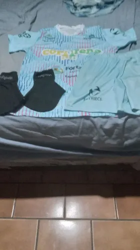 8 camisa 8 calça  e 1par de luva