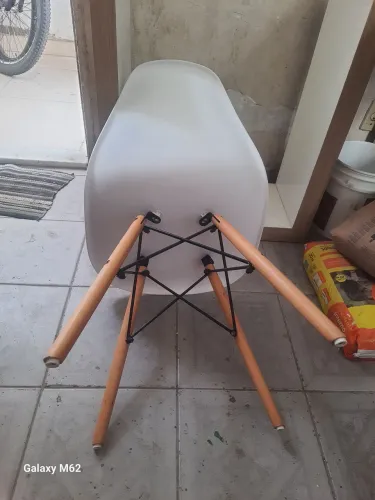 *Vende-se 4 Cadeira Jantar Eames Eiffel Polipropieno bem nova