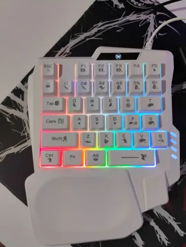 Teclado com semi-novo branco com RGB e com cabo USB!