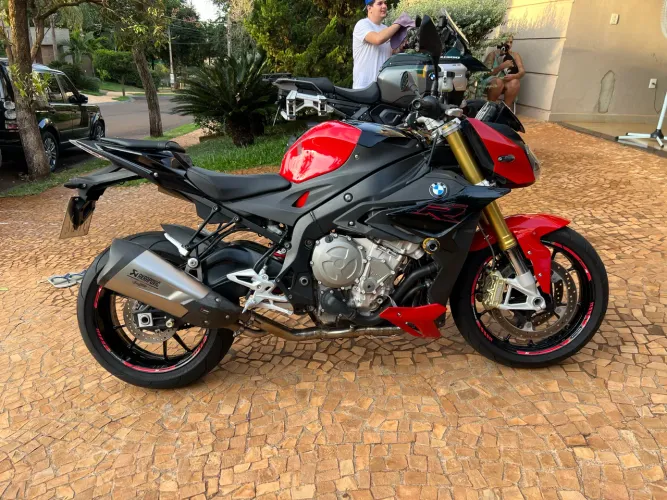 Moto BMW S 1000 R Vermelha