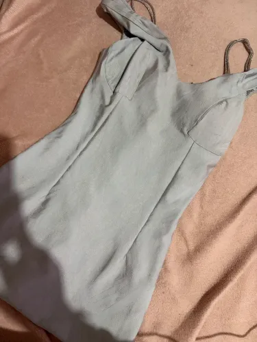 vestido cinza torcido elegante