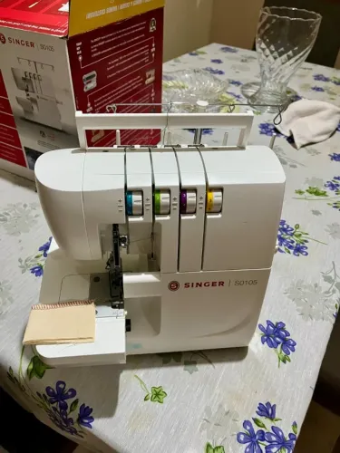 Máquina de Costura Singer, S0105, Overloque, 220V