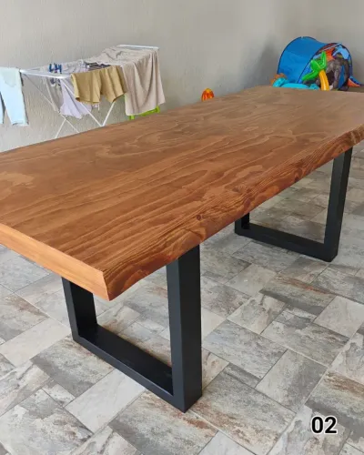 Mesa de madeira de jantar rústica 
