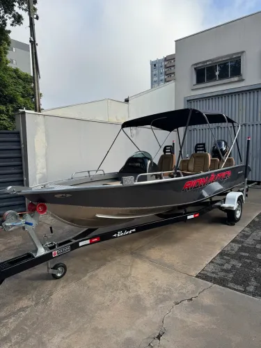 Lancha Apache 19.5 RioNáutica 9 Pessoas Yamaha 115 VMax com Tela 2026 -Carreta Volpato 26