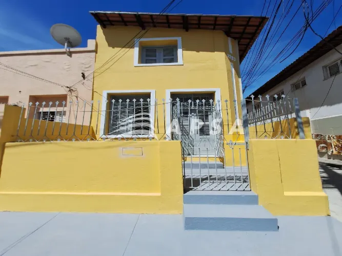 ALUGO APARTAMENTO NOVO, ANDAR TÉRREO, DISPÕE DE SALA, COZINHA COM ÁRMÁRIO, ÁREA DE SERVIÇO