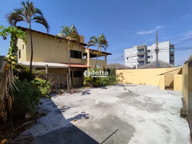 Casa residencial com 4 quartos sendo 3 suítes disponível para venda no bairro Brasil em Ub