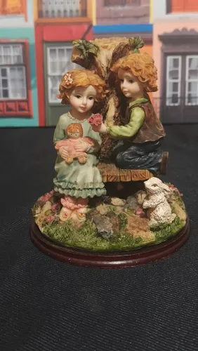 Bibelô de Resina Pintado à Mão com Base de Madeira ? 15 cm