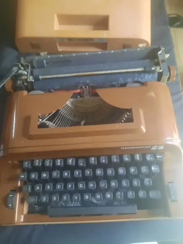 Máquina de escrever (datilografar)