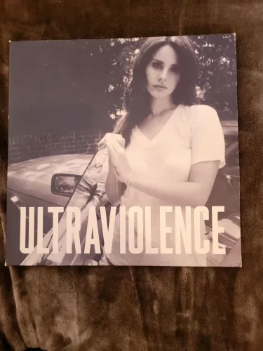 Dois discos de vinil em excelente estado, Lana Del Rey - Ultraviolence e Born to Die