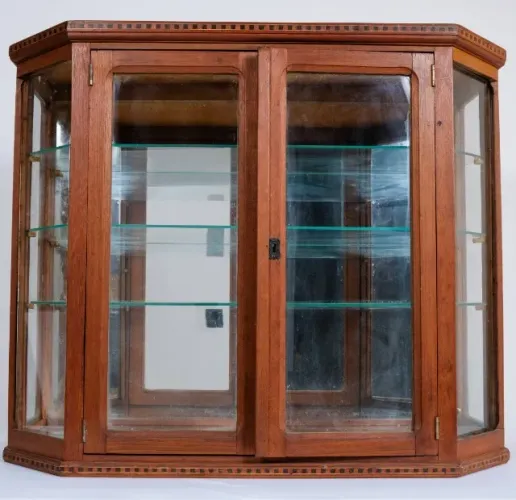 Cristaleira Vitrine Parede madeira nobre portas laterais envidraçadas bordas marchetadas