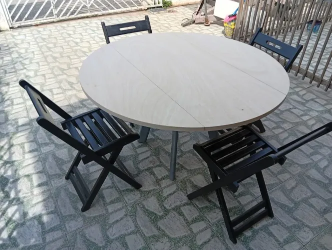 Vendo uma mesa redonda com 4 cadeiras 