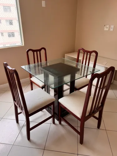Mesa de Jantar 4 Lugares com Vidro + 4 Cadeiras - Necessita Pequenos Reparos