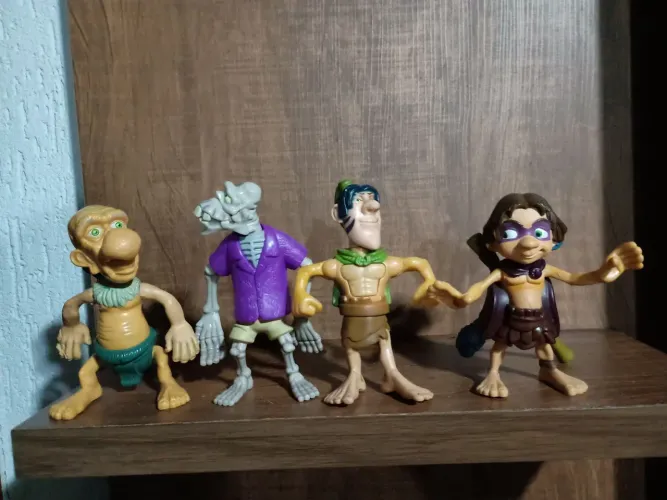 4 bonecos tak e a magia de Juju usados na condição