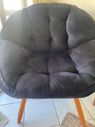 Poltrona decorativa Sênior, estofada em veludo, cinza